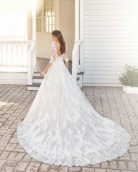 Vestido de novia estilo línea A de encaje y pedrería. Escote redondo con manga larga de tul y pedrería espalda escotada. Colección ROSA CLARA 2020.