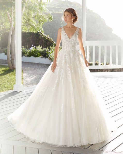 Vestido de novia estilo línea A de tul y encaje. Vestido sin mangas, escote y espalda en V. Colección ROSA CLARA 2020.