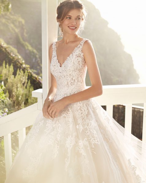 Vestido de novia estilo línea A de tul y encaje. Vestido sin mangas, escote y espalda en V. Colección ROSA CLARA 2020.