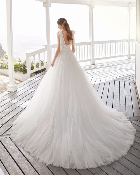 Robe de mariée style trapèze en tulle plumetis et dentelle. Col en V avec tombants en tulle et décolleté dans le dos. Collection ROSA CLARA 2020.