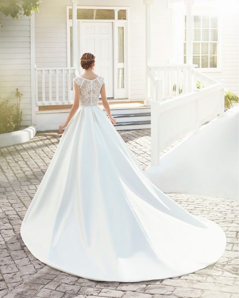 Vestido de noiva estilo clássico de sienna e renda de brilhantes. Decote tipo camisão com manga curta de renda e costas fechadas de renda. Coleção ROSA CLARA 2020.