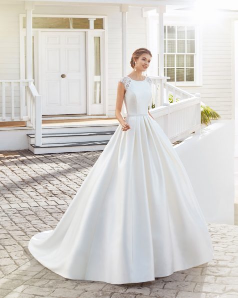 Vestido de noiva estilo clássico de sienna e renda de brilhantes. Decote tipo camisão com manga curta de renda e costas fechadas de renda. Coleção ROSA CLARA 2020.