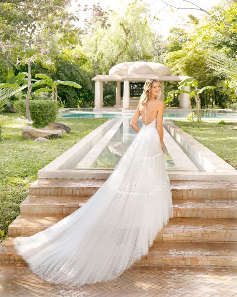 A-line wedding dress in tulle and beaded lace. Sweetheart neckline and low back. 2020 ROSA CLARA SOFT Collection.