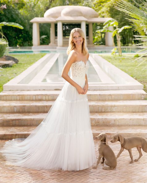 A-line wedding dress in tulle and beaded lace. Sweetheart neckline and low back. 2020 ROSA CLARA SOFT Collection.