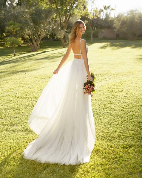 Vestido de noiva estilo linha A de tule plumetti e renda de brilhantes. Decote à barco e costas decotadas. Coleção ROSA CLARA SOFT 2020.