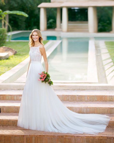 Vestido de noiva estilo linha A de tule plumetti e renda de brilhantes. Decote à barco e costas decotadas. Coleção ROSA CLARA SOFT 2020.