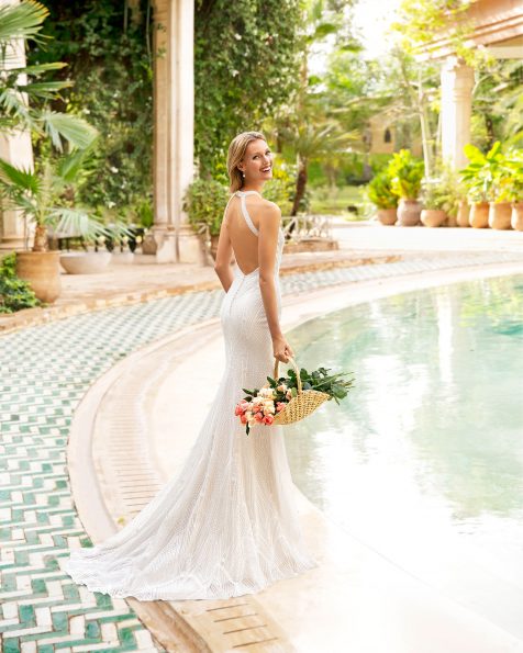 Meerjungfrau-Brautkleid aus Spitze mit Strassbesatz. Neckholder-Ausschnitt und V-Rückenausschnitt. Kollektion ROSA CLARA SOFT 2020.
