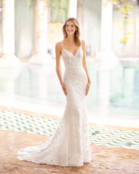 Meerjungfrau-Brautkleid aus Spitze. Herzausschnitt mit strassbesetzten Trägern, gekreuzte Träger im Rücken. Kollektion ROSA CLARA SOFT 2020.