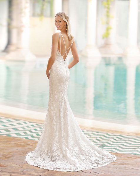 Meerjungfrau-Brautkleid aus Spitze. Herzausschnitt mit strassbesetzten Trägern, gekreuzte Träger im Rücken. Kollektion ROSA CLARA SOFT 2020.