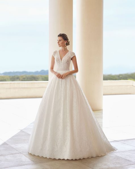 Princess-style lace wedding dress. Beaded embroidered bodice, deep-plunge neckline, square back with sheer dot tulle inserts and raglan sleeves. With lace trim detail. 2020 ROSA CLARA COUTURE Collection.