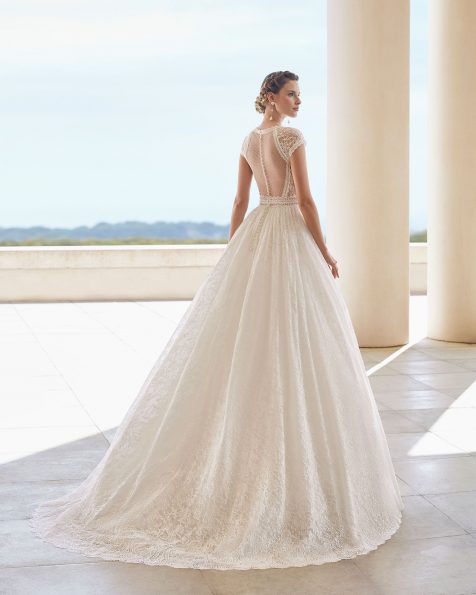 Princess-style lace wedding dress. Beaded embroidered bodice, deep-plunge neckline, square back with sheer dot tulle inserts and raglan sleeves. With lace trim detail. 2020 ROSA CLARA COUTURE Collection.