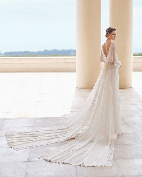 Vestido de novia ligero de georgette y encaje pedrería en espalda y cintura. Escote barco, espalda escotada y manga larga. Con cola extraíble en georgette y encaje. Colección ROSA CLARA COUTURE 2020.