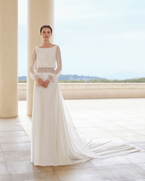 Vestido de novia ligero de georgette y encaje pedrería en espalda y cintura. Escote barco, espalda escotada y manga larga. Con cola extraíble en georgette y encaje. Colección ROSA CLARA COUTURE 2020.