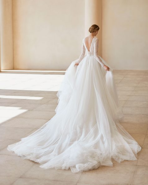 Vestit de núvia estil princesa de guipur i tul royal. Escot barca, esquena escotada i màniga llarga. Amb faldilla maxivolum. Col·lecció ROSA CLARA COUTURE 2020.
