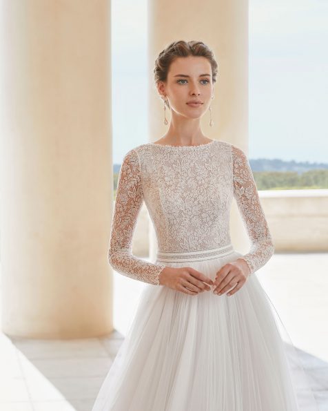 Vestit de núvia estil princesa de guipur i tul royal. Escot barca, esquena escotada i màniga llarga. Amb faldilla maxivolum. Col·lecció ROSA CLARA COUTURE 2020.