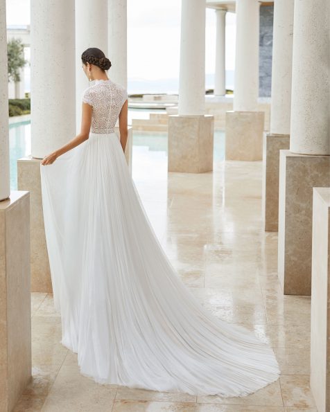 Lightweight wedding dress in beaded lace and silk mousseline. With high neck, closed back and short sleeves. 2020 ROSA CLARA COUTURE Collection.