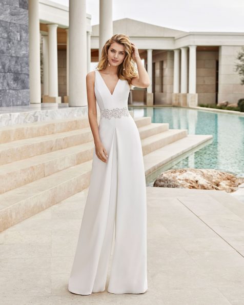 Lightweight bridal trouser suit in crepe. V-neckline and low back. With pockets and lace with sheer inserts at the waist. 2020 ROSA CLARA COUTURE Collection.