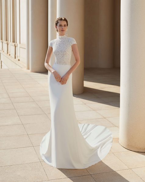 Lightweight wedding dress in guipure lace and crepe. Closed neckline and open back. With short sleeves and pleat at the back of the skirt. 2020 ROSA CLARA COUTURE Collection.