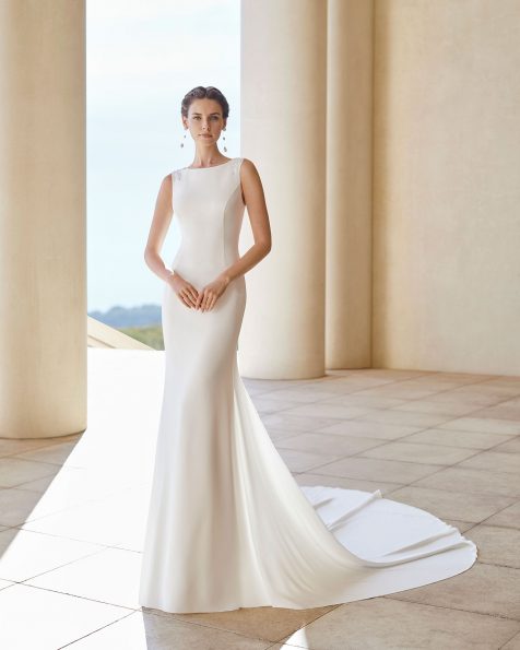 Vestido de novia ligero en crep y pedrería. Con escote barco y espalda joya. Colección ROSA CLARA COUTURE 2022.