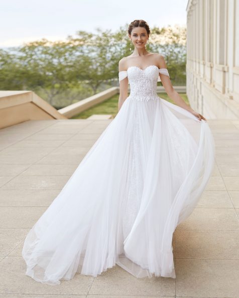 Abito da sposa in tulle con applicazioni in guipure. Scollo a balconcino, spalline cadenti e schiena scollata. Con corpetto bustier. Collezione ROSA CLARA COUTURE 2020.