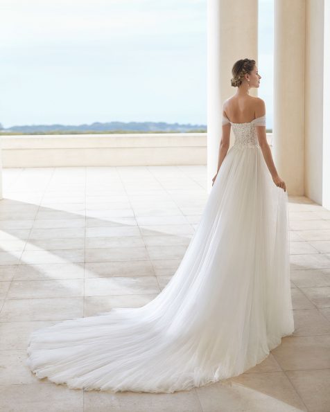 Abito da sposa in tulle con applicazioni in guipure. Scollo a balconcino, spalline cadenti e schiena scollata. Con corpetto bustier. Collezione ROSA CLARA COUTURE 2020.