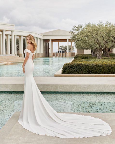 Lightweight wedding dress in crepe and guipure lace. Strapless neckline, low back and off-the-shoulder sleeves. With corset-style bodice and beaded guipure lace appliqués. 2020 ROSA CLARA COUTURE Collection.