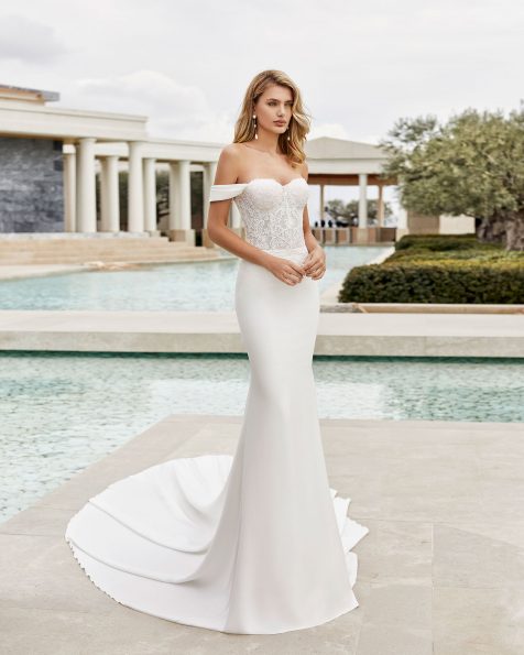 Lightweight wedding dress in crepe and guipure lace. Strapless neckline, low back and off-the-shoulder sleeves. With corset-style bodice and beaded guipure lace appliqués. 2020 ROSA CLARA COUTURE Collection.
