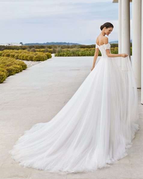 Vestido de novia estilo princesa de encaje con pedrería y tul extra suave. Escote palabra de honor y manga corta. Con falda de volumen y adorno de encaje con pedrería en cintura. Colección ROSA CLARA COUTURE 2020.