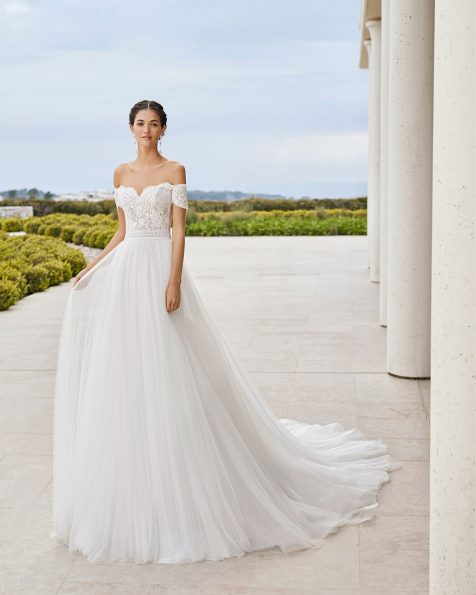 Vestido de novia estilo princesa de encaje con pedrería y tul extra suave. Escote palabra de honor y manga corta. Con falda de volumen y adorno de encaje con pedrería en cintura. Colección ROSA CLARA COUTURE 2020.