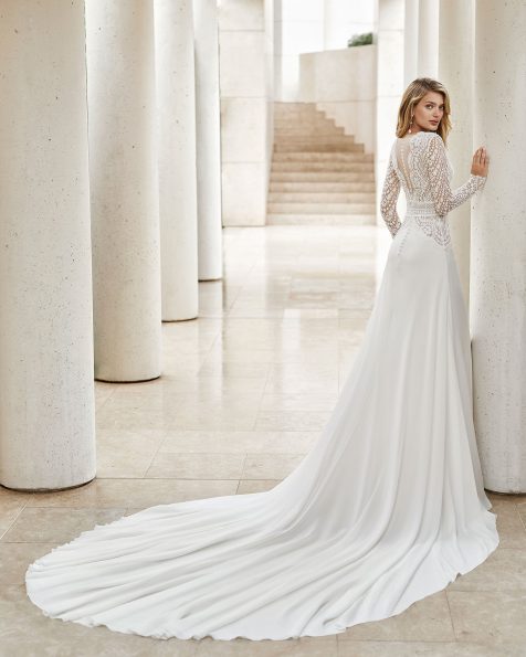 Lightweight wedding dress in beaded lace and crepe Georgette. Deep-plunge neckline, V-back with dot tulle and long sleeves. Guipure and beaded lace detail at the waist. 2020 ROSA CLARA COUTURE Collection.