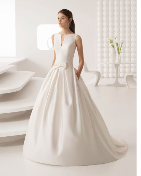 Classic-style tammy wedding dress with bateau neckline, V-opening and closed back. 2019 ROSA CLARA Collection.