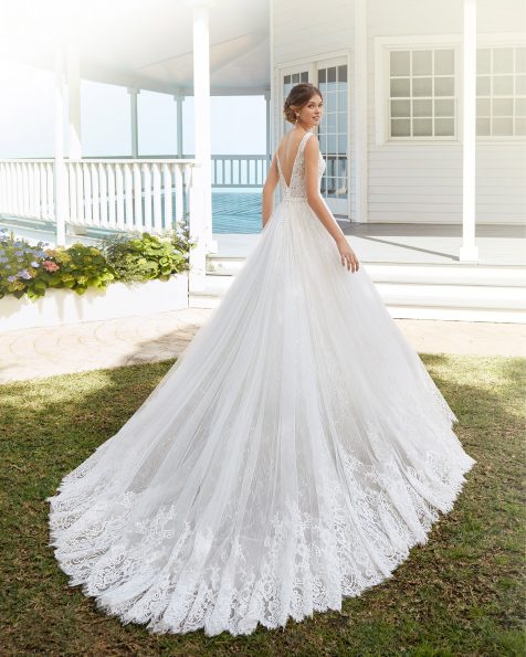 A-line wedding dress in tulle and beaded lace. Bateau neckline and V-back. 2020 ROSA CLARA Collection.