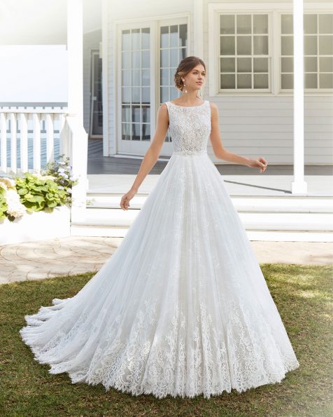 A-line wedding dress in tulle and beaded lace. Bateau neckline and V-back. 2020 ROSA CLARA Collection.