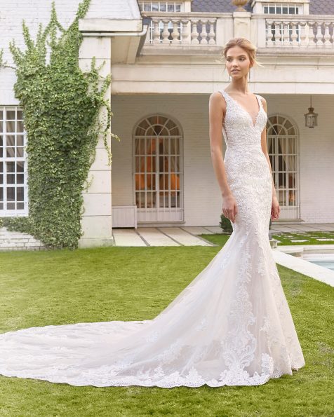 Abito da sposa di taglio sirena in pizzo. Scollo profondo e schiena a V. Collezione ROSA CLARA 2020.