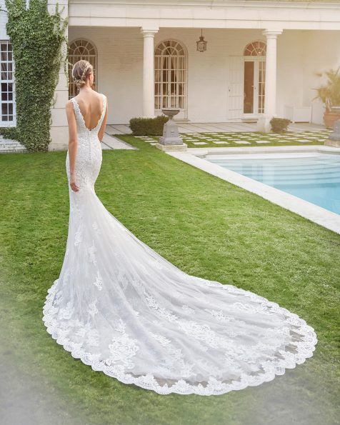 Abito da sposa di taglio sirena in pizzo. Scollo profondo e schiena a V. Collezione ROSA CLARA 2020.