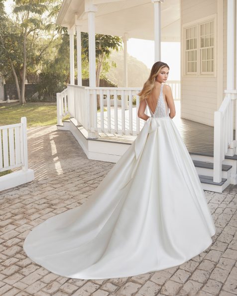 Robe de mariée style classique en sienne et dentelle avec pierreries. Col et dos en V et nœud derrière. Collection ROSA CLARA 2020.