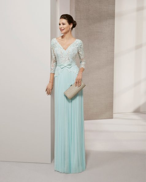 Vestido de fiesta largo en muselina de seda y encaje pedrería. Escote V y espalda en V con lazo en cintura. Colección ROSA CLARA COCKTAIL 2020.