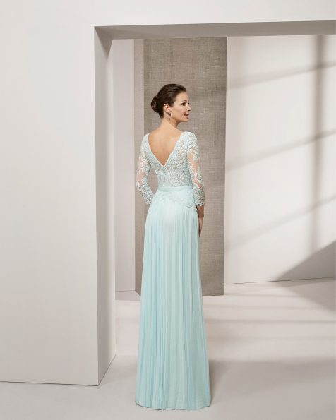Vestido de fiesta largo en muselina de seda y encaje pedrería. Escote V y espalda en V con lazo en cintura. Colección ROSA CLARA COCKTAIL 2020.
