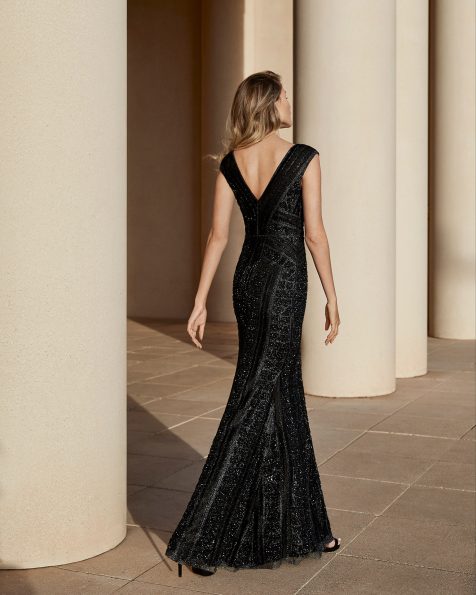Robe de soirée en pierreries. Col en V avec manches courtes et dos en V. Collection ROSA CLARA COCKTAIL 2020.