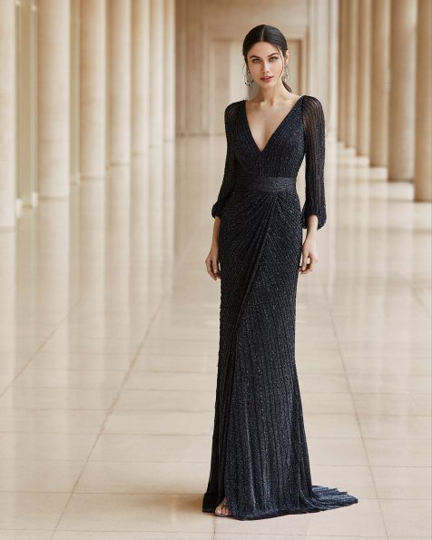 Festkleid mit Strassbesatz. V-Ausschnitt, lange Ärmel und Taillenband. Rock mit Drapierung. Kollektion ROSA CLARA COCKTAIL 2020.
