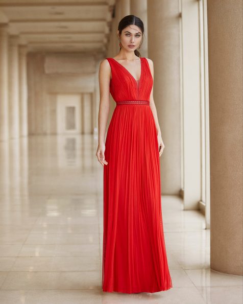 Abito da cerimonia in mussolina con pizzo sul corpetto. Scollo a V con trasparenze. Collezione ROSA CLARA COCKTAIL 2020.