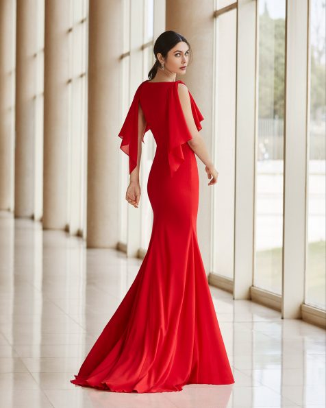 Vestit de festa de georgette elàstic. Escot en V amb mànigues de mocador irregulars. Col·lecció ROSA CLARA COCKTAIL 2020.