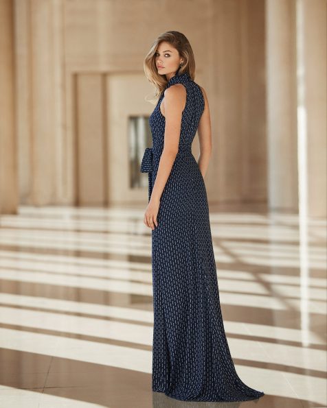 Stretch crepe Georgette cocktail dress. Halter-style V-neckline with a bow at the waist and flower at the shoulder. 2020 ROSA CLARA COCKTAIL Collection.