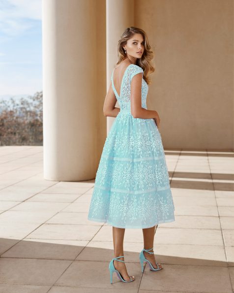 Kurzes Festkleid aus Spitze. U-Boot-Ausschnitt, V-Rückenausschnitt und kurze Ärmel. Kollektion ROSA CLARA COCKTAIL 2020.