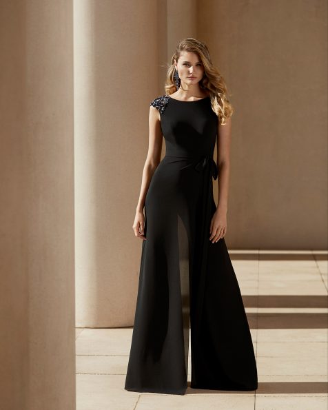 Cocktail dress in stretch georgette fabric. Bateau neckline with bow in waist and deep back. 2020 ROSA CLARA COCKTAIL Collection.