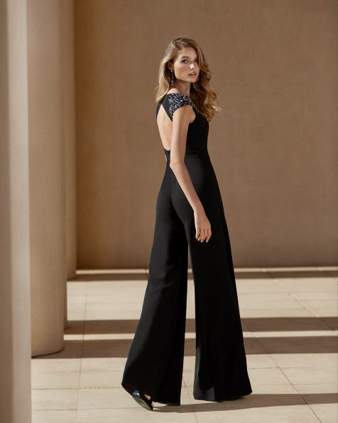 Cocktail dress in stretch georgette fabric. Bateau neckline with bow in waist and deep back. 2020 ROSA CLARA COCKTAIL Collection.