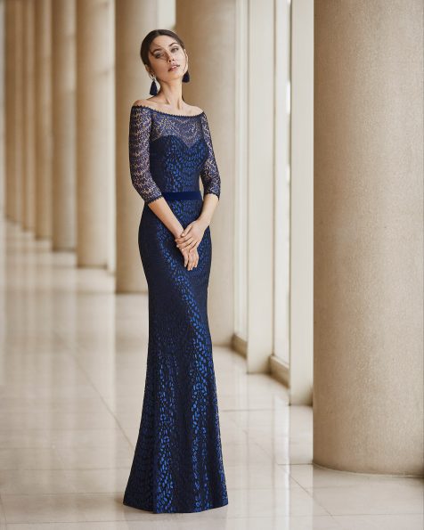 Vestido de fiesta en encaje. Escote ilusión con mangas francesas y fajín. Colección ROSA CLARA COCKTAIL 2020.