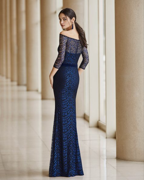 Vestido de fiesta en encaje. Escote ilusión con mangas francesas y fajín. Colección ROSA CLARA COCKTAIL 2020.