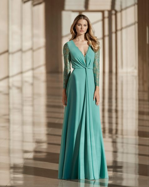 Stretch georgette cocktail dress. V-neckline with lace and long sleeves with beading. 2020 ROSA CLARA COCKTAIL Collection.
