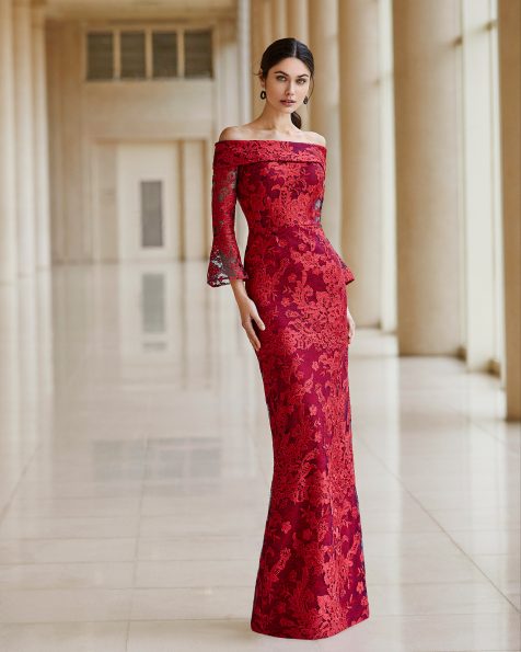 Robe de soirée en dentelle. Col enveloppant avec manches type pagode. Collection ROSA CLARA COCKTAIL 2020.